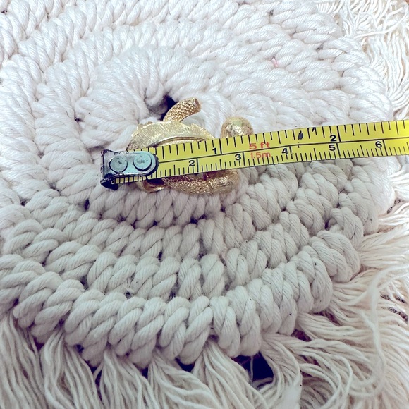 CHIC & Sophisticated VTG Gold Decorative Leaf Clip-Ons Hallmark Stamped Pat Pend - Picture 4 of 13